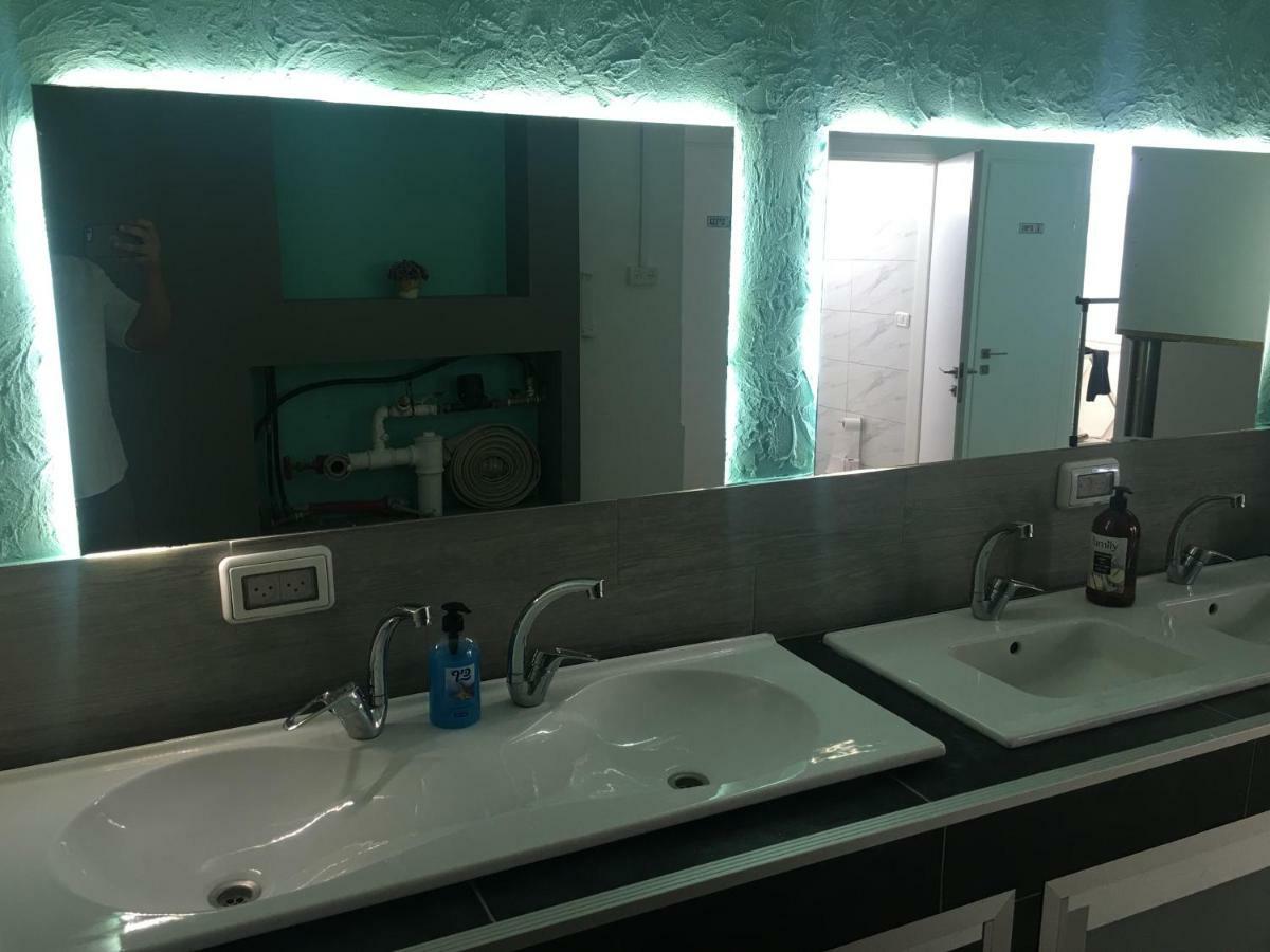Mevaser - Christian Hostel ริชอน เลอซีออน ภายนอก รูปภาพ